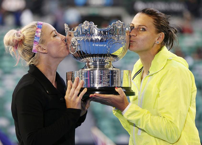 Bethanie Mattek-Sands e Lucie Safarova baciano il trofeo appena conquistato (Rueters)
